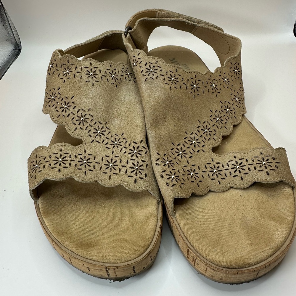 Sesto Meucci Women's Beige Nubuck Cut Out Design Silver Tone Studs Size 8.5